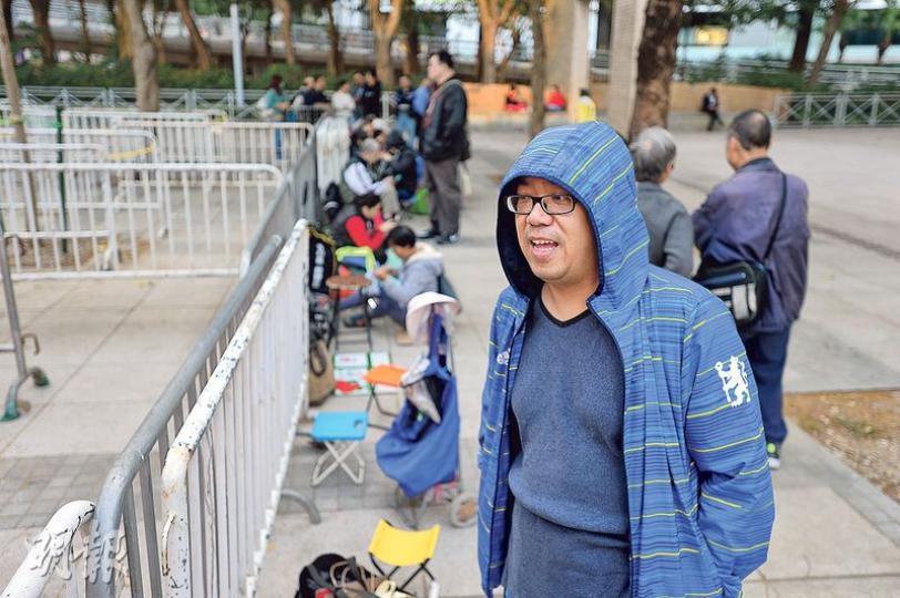 黃先生(前)昨早8時已開始於維園近銅鑼灣糖街的出口排隊,目標是以1元購買原價6980元的冬蟲草。(鄧宗弘攝)南北行參茸藥材有限公司推出1元「鮑參福袋」,該福袋原價1200元,而當中的鮑魚、花菇皇和養生米等,均是冬至時令食材。(鄧宗弘攝)今年工展會有過880個攤位擺賣,美的電器(香港)有限公司則於首日推出「1蚊電飯煲」優惠。(鄧宗弘攝) 黃先生(前)昨早8時已開始於維園近銅鑼灣糖街的出口排隊,目標是以1元購買原價6980元的冬蟲草。(鄧宗弘攝)南北行參茸藥材有限公司推出1元「鮑參福袋」,該福袋原價1200元,而當中的鮑魚、花菇皇和養生米等,均是冬至時令食材。(鄧宗弘攝)今年工展會有過880個攤位擺賣,美的電器(香港)有限公司則於首日推出「1蚊電飯煲」優惠。(鄧宗弘攝)