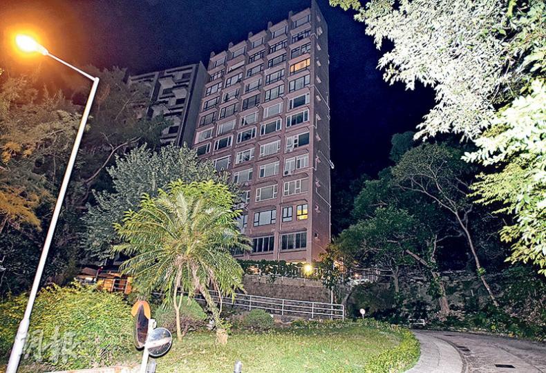 新地執董馮玉麟寓所被爆竊,損失約82萬元財物。圖為其居住的跑馬地司徒拔道47A號大廈。(蔡方山攝) 新地執董馮玉麟寓所被爆竊,損失約82萬元財物。圖為其居住的跑馬地司徒拔道47A號大廈。(蔡方山攝)