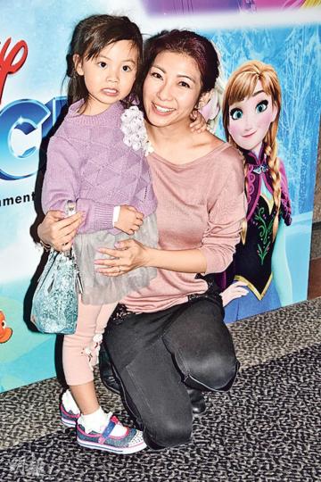 朱凱婷的囡囡Sheryl想媽咪生個弟妹給她。(攝影﹕孫華中)張頴康一家三口現身,囡囡更打扮成小公主非常可愛。(攝影﹕孫華中) 朱凱婷的囡囡Sheryl想媽咪生個弟妹給她。(攝影﹕孫華中)張頴康一家三口現身,囡囡更打扮成小公主非常可愛。(攝影﹕孫華中)