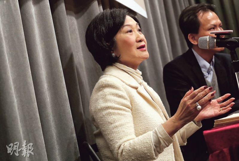 新民黨主席葉劉淑儀(左)昨出席新書發布會時指出,梁振英宣布棄選後,自己頓成網民新目標,被改圖稱為女版「689」及「666+23」,笑言若有更多對手出來競爭,可減輕其負擔。(李紹昌攝) 新民黨主席葉劉淑儀(左)昨出席新書發布會時指出,梁振英宣布棄選後,自己頓成網民新目標,被改圖稱為女版「689」及「666+23」,笑言若有更多對手出來競爭,可減輕其負擔。(李紹昌攝)