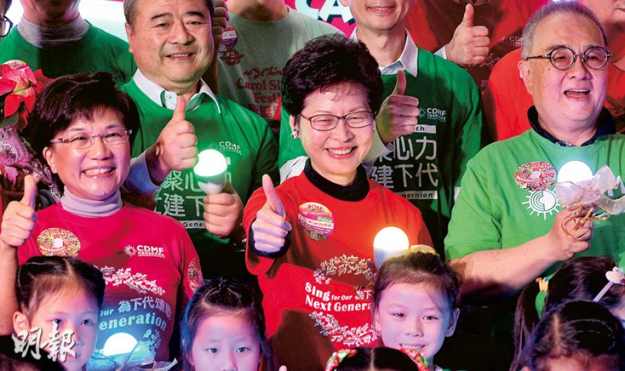 多次表態任滿後便會退休的政務司長林鄭月娥(中),昨晨改口表示,因應特首梁振英不爭取連任的「巨大變化」,不得不重新考慮參選特首。圖為她下午主持兒童發展配對基金聖誕頌歌節開幕禮時,笑逐顏開。(楊柏賢攝)曾經高調表態「積極考慮」參選特首的財政司長曾俊華(左)昨日與前立法會主席曾鈺成(右)、創新科技局長楊偉雄(中)同場出席港台青年創意聯會首屆就職典禮。對於梁振英不競逐連任,曾俊華保持沉默,並未回應有關追問。(楊柏賢攝)特首梁振英昨出席工展會開幕禮,主辦單位感謝梁振英對工展會及工商界的支持,請在場人士起立 多次表態任滿後便會退休的政務司長林鄭月娥(中),昨晨改口表示,因應特首梁振英不爭取連任的「巨大變化」,不得不重新考慮參選特首。圖為她下午主持兒童發展配對基金聖誕頌歌節開幕禮時,笑逐顏開。(楊柏賢攝)曾經高調表態「積極考慮」參選特首的財政司長曾俊華(左)昨日與前立法會主席曾鈺成(右)、創新科技局長楊偉雄(中)同場出席港台青年創意聯會首屆就職典禮。對於梁振英不競逐連任,曾俊華保持沉默,並未回應有關追問。(楊柏賢攝)特首梁振英昨出席工展會開幕禮,主辦單位感謝梁振英對工展會及工商界的支持,請在場人士起立