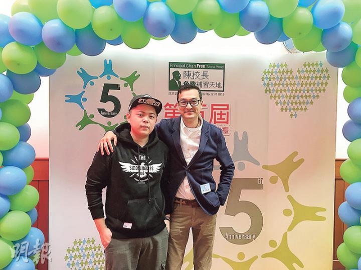 獲嘉許為「傑出學生」的黎展傑(左)由昔日男童院常客,轉眼已成為英國大學的準大學生。他對「陳校長免費補習天地」創辦人陳葒(右)提供義教心存感激,希望用行動代替言語表達謝意,笑稱「男人間的事在心中」。(許芳文攝) 獲嘉許為「傑出學生」的黎展傑(左)由昔日男童院常客,轉眼已成為英國大學的準大學生。他對「陳校長免費補習天地」創辦人陳葒(右)提供義教心存感激,希望用行動代替言語表達謝意,笑稱「男人間的事在心中」。(許芳文攝)