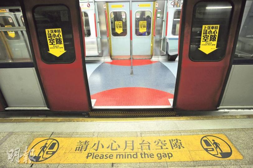 記者昨日在羅湖站所見,列車車門內外均已貼上黃色標語,提醒乘客上落車時小心空隙。(樊銳昌攝) 記者昨日在羅湖站所見,列車車門內外均已貼上黃色標語,提醒乘客上落車時小心空隙。(樊銳昌攝)