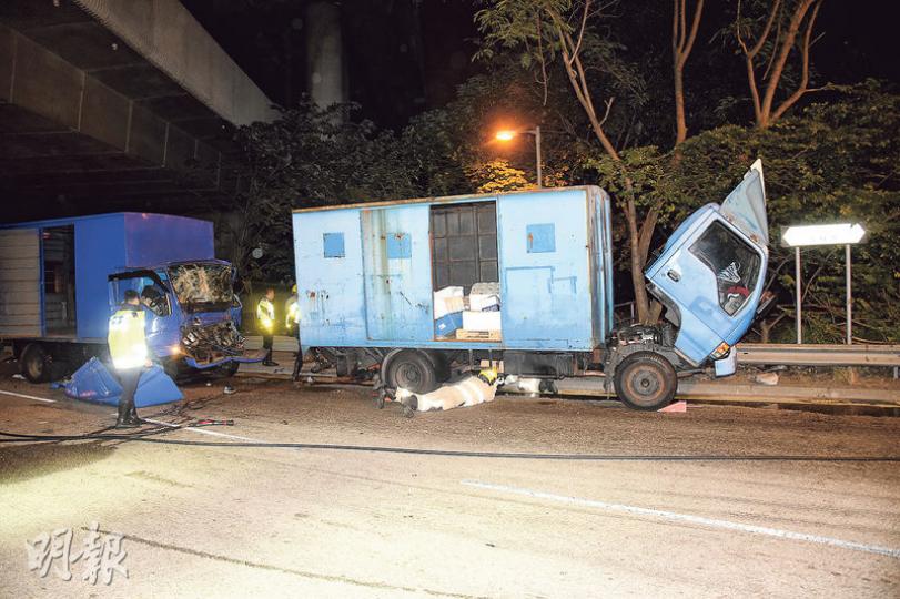 故障拋錨的運報貨車(右)事發時停泊路邊,司機下車翻開車頭檢查機件,其車被後上貨車(左)猛撞推前,運報貨車司機被自己的貨車猛撞捲入車底,消防趕至爬入車底救人,惟運報司機證實當場斃命。(蔡方山攝) 故障拋錨的運報貨車(右)事發時停泊路邊,司機下車翻開車頭檢查機件,其車被後上貨車(左)猛撞推前,運報貨車司機被自己的貨車猛撞捲入車底,消防趕至爬入車底救人,惟運報司機證實當場斃命。(蔡方山攝)
