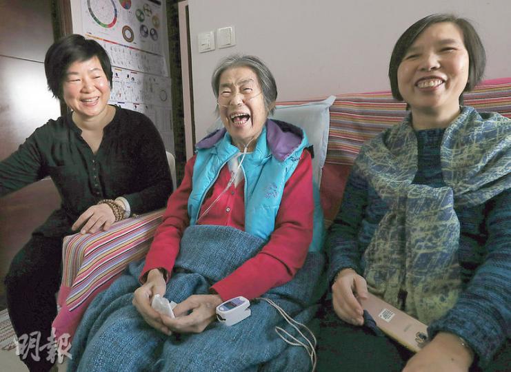 患骨癌的77歲姚婆婆(中)離開醫院的寧養病房,對能回家感到開心,女兒(左)時常與她聊天。圖右為跟進其個案的善寧之家護士林姑娘。(李紹昌攝) 患骨癌的77歲姚婆婆(中)離開醫院的寧養病房,對能回家感到開心,女兒(左)時常與她聊天。圖右為跟進其個案的善寧之家護士林姑娘。(李紹昌攝)
