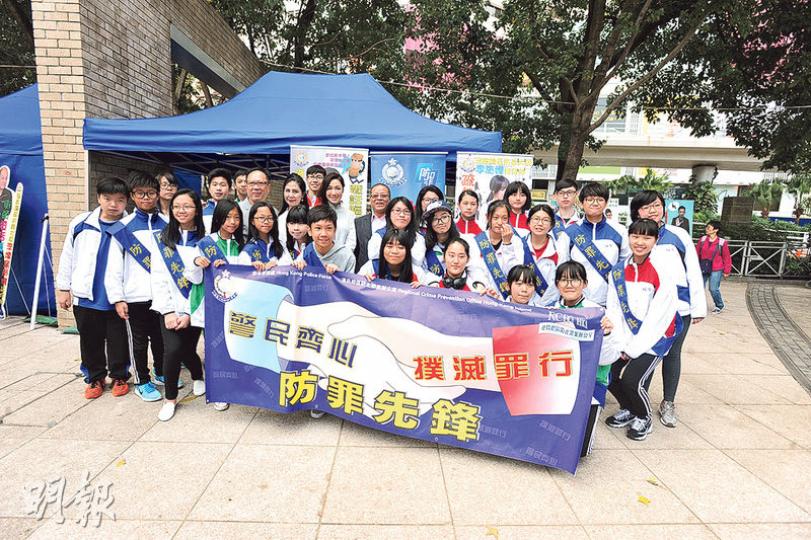 警方在維園工展會設置攤位向市民派發印有各種罪行提示的掛裝月曆,昨日滅罪大使、東區滅罪委員會、天使長行動委員會、學生及團體義工等一同到場支持。(衛永康攝) 警方在維園工展會設置攤位向市民派發印有各種罪行提示的掛裝月曆,昨日滅罪大使、東區滅罪委員會、天使長行動委員會、學生及團體義工等一同到場支持。(衛永康攝)