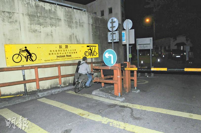 一名18歲女子昨晚在船灣淡水湖水壩大美督路踩單車落斜,至平地時疑失控撞向路邊橙色鐵欄重傷昏迷,送院不治;現場設有「必須下車及推車」告示,但車禍後仍不時見單車駛過。(樊銳昌攝) 一名18歲女子昨晚在船灣淡水湖水壩大美督路踩單車落斜,至平地時疑失控撞向路邊橙色鐵欄重傷昏迷,送院不治;現場設有「必須下車及推車」告示,但車禍後仍不時見單車駛過。(樊銳昌攝)