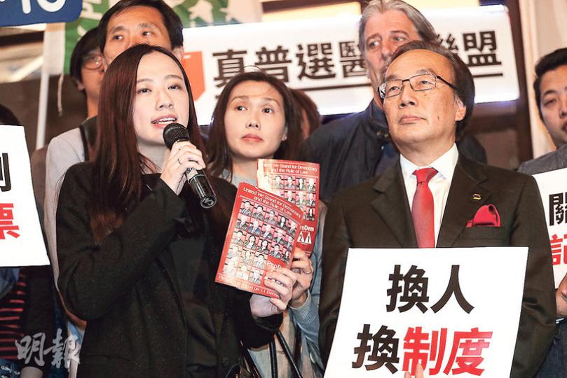 法律界選委候選人、公民黨梁家傑（右）昨聯同團隊的其他候選人，包括已故立法局議員吳明欽的女兒吳思諾（左），以及大律師潘淑瑛（中）等，在太古城會見記者。梁強調要「換人換制度」，方可令中央無法借殼還魂，透過另一個人去實踐梁振英的敗政。（郭慶輝攝）