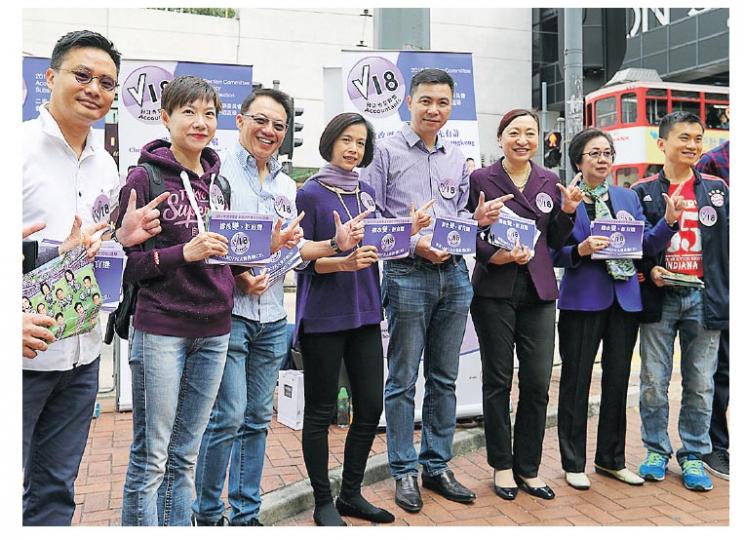 會計界選委候選名單「V18」昨到鰂魚涌拉票，畢馬威會計師行合伙人劉麥嘉軒（左四）稱，若當選選委，會以名單提出的條件和做民意調查，決定支持哪個特首候選人。（郭慶輝攝）