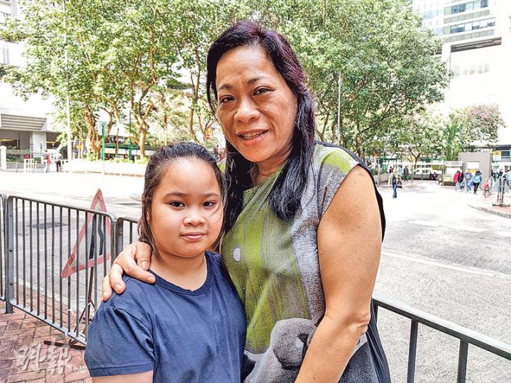 會計界「首投族」李女士（右）稱，香港近年政治環境愈來愈亂，影響經濟，故投票予中立、政治色彩較淡的選委。她不太反對特首梁振英，認為現時強勢特首才能推行政策，故心儀政務司長林鄭月娥或新民黨主席葉劉淑儀，形容兩人「你有你嘈，我有我自己一套」。（梁智康攝）衛生服務界選民余女士表示，該功能界別選民以往「對政治沒有興趣」，但她留意到同事今年投票意欲提高，「未試過這麽有決心去投」，她希望善用手上一票，踢走不喜歡的候選人。她又希望來屆特首可紓緩社會撕裂，專注改善民生的議題。（許芳文攝）