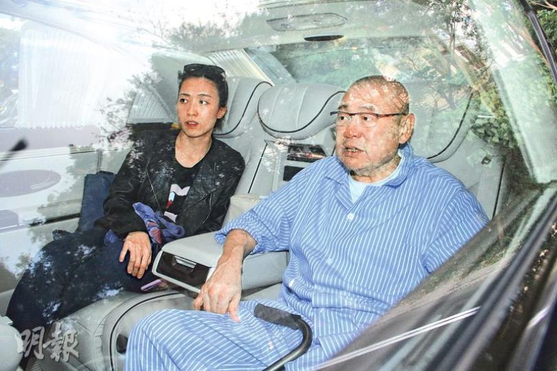 劉鑾雄再婚後首度與太太甘比一起露面,雖然穿上睡衣,不過樣子看來好精神。(攝影鎅O者﹕黃梓烜)劉太甘比雙眼沒離開過老公,非常緊張與關心。(攝影鎅O者﹕黃梓烜) 劉鑾雄再婚後首度與太太甘比一起露面,雖然穿上睡衣,不過樣子看來好精神。(攝影鎅O者﹕黃梓烜)劉太甘比雙眼沒離開過老公,非常緊張與關心。(攝影鎅O者﹕黃梓烜)