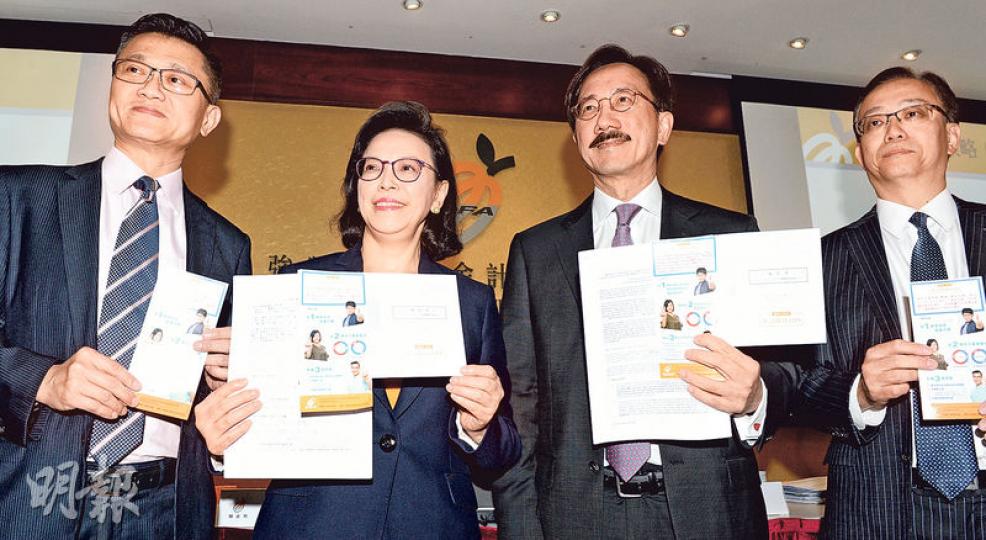 積金局行政總監陳唐芷青(左二)表示,當局已批出所有「預設投資策略」的基金。現時有約70萬個帳戶從未作投資指示,積金商將於明年4月至9月向這批成員發出通知書。(劉焌陶攝) 積金局行政總監陳唐芷青(左二)表示,當局已批出所有「預設投資策略」的基金。現時有約70萬個帳戶從未作投資指示,積金商將於明年4月至9月向這批成員發出通知書。(劉焌陶攝)