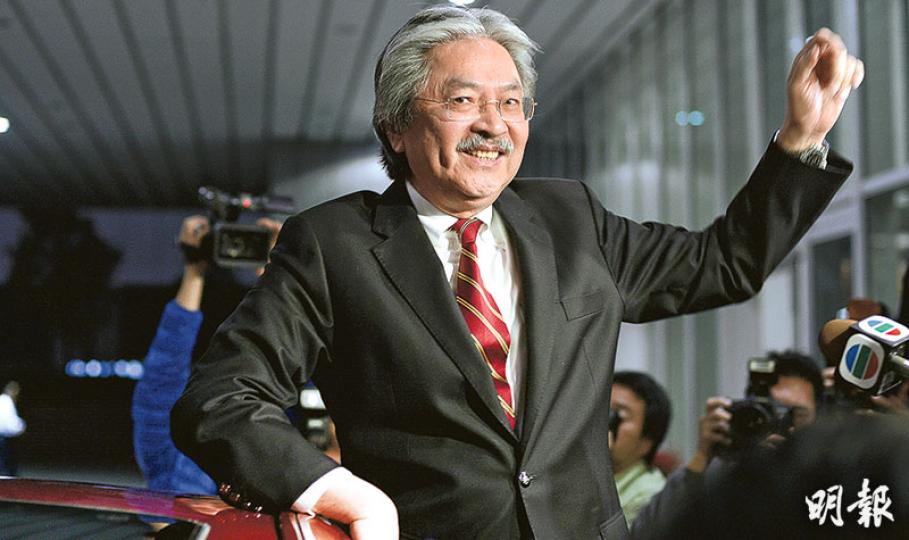 曾俊華昨日宣布請辭財政司長一職後,在數十名記者簇擁下登上車牌「FS」的座駕離開。他步入車廂前站在車身上,轉身向記者揮手微笑。(鍾林枝攝) 曾俊華昨日宣布請辭財政司長一職後,在數十名記者簇擁下登上車牌「FS」的座駕離開。他步入車廂前站在車身上,轉身向記者揮手微笑。(鍾林枝攝)