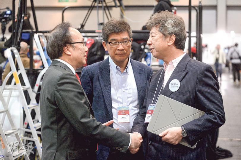今屆民主派有兩張名單共30人參選選委會法律界別,包括公民黨主席梁家傑(左)牽頭的「PanDem 9」團隊,結果兩張名單全取30席。民主思路召集人、資深大律師湯家驊(右)今屆單獨參選,最後落敗,二人在點票中心相遇並握手。圖中為資訊科技界選委、民主黨單仲偕。(鍾林枝攝) 今屆民主派有兩張名單共30人參選選委會法律界別,包括公民黨主席梁家傑(左)牽頭的「PanDem 9」團隊,結果兩張名單全取30席。民主思路召集人、資深大律師湯家驊(右)今屆單獨參選,最後落敗,二人在點票中心相遇並握手。圖中為資訊科技界選委、民主黨單仲偕。(鍾林枝攝)