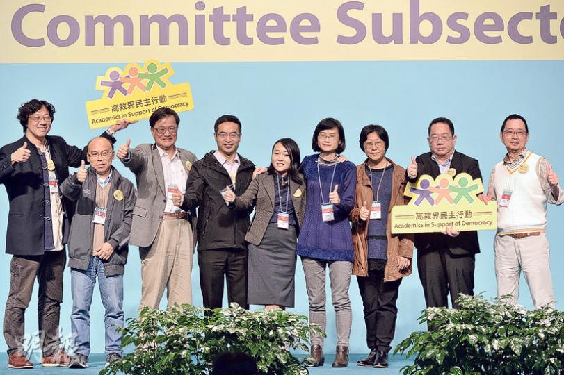 佔中發起人戴耀廷及陳健民有份參與的「高教界民主行動」30人名單,在今屆選委會「高等教育界」選舉中全數當選。團隊發言人黃志偉(右二)表示,現時特首人選仍在「猜謎」階段,會繼續與「民主300+」團隊討論及尋求共識。(楊柏賢攝) 佔中發起人戴耀廷及陳健民有份參與的「高教界民主行動」30人名單,在今屆選委會「高等教育界」選舉中全數當選。團隊發言人黃志偉(右二)表示,現時特首人選仍在「猜謎」階段,會繼續與「民主300+」團隊討論及尋求共識。(楊柏賢攝)