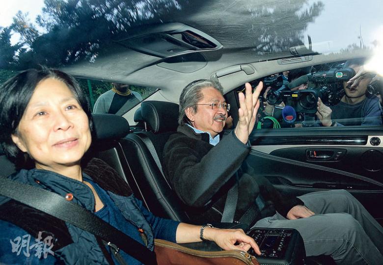 提出請辭並開始休假的財政司長曾俊華(右),昨日與太太(左)乘車往返官邸及玫瑰新邨,未有回應記者提問。(劉焌陶攝) 提出請辭並開始休假的財政司長曾俊華(右),昨日與太太(左)乘車往返官邸及玫瑰新邨,未有回應記者提問。(劉焌陶攝)