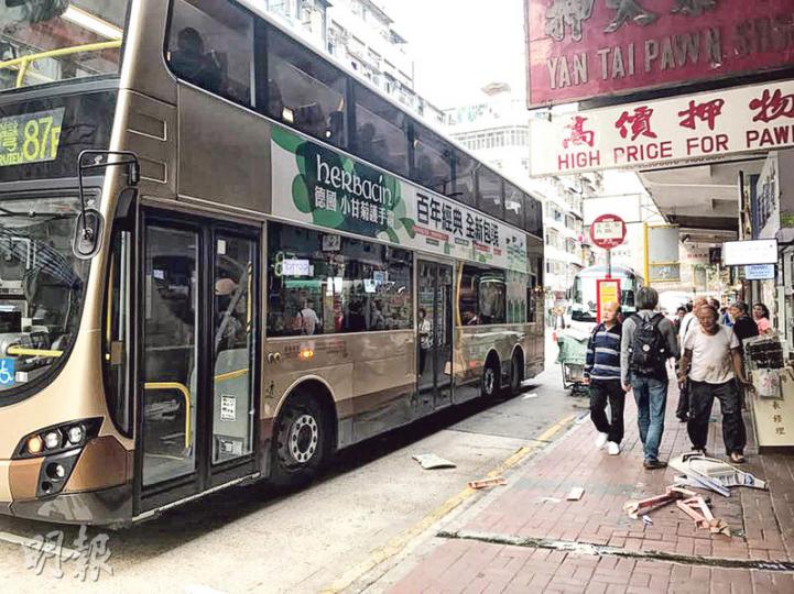 事發後,遭嬰兒椅擊中的九巴停在路邊等候調查,嬰兒椅則「四分五裂」跌在行人路上,市民經過時要跨過或繞步。(樊銳昌攝) 事發後,遭嬰兒椅擊中的九巴停在路邊等候調查,嬰兒椅則「四分五裂」跌在行人路上,市民經過時要跨過或繞步。(樊銳昌攝)
