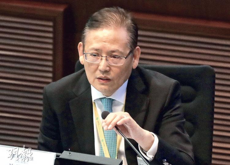 民航處長李天柱昨在立法會多次強調重視航空安全,稱在新系統啟用初期,每日都到新空管中心視察,「無其他人比我對這個課題更上心,更着緊」。(郭慶輝攝) 民航處長李天柱昨在立法會多次強調重視航空安全,稱在新系統啟用初期,每日都到新空管中心視察,「無其他人比我對這個課題更上心,更着緊」。(郭慶輝攝)