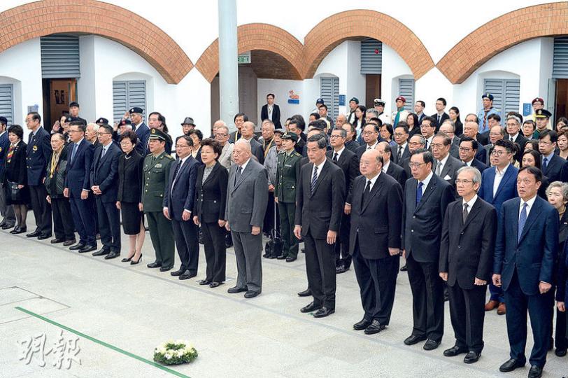 政府昨晨在海防博物館舉行南京大屠殺死難者國家公祭日紀念儀式,特區主要官員、立法及司法機構領導,及中央駐港代表均派人出席。眾人在儀式中默哀。(鍾林枝攝)一批東江縱隊港九獨立大隊成員、退伍軍人團體、社會賢達和學生代表,昨日出席悼念抗日戰爭死難者活動。(鍾林枝攝) 政府昨晨在海防博物館舉行南京大屠殺死難者國家公祭日紀念儀式,特區主要官員、立法及司法機構領導,及中央駐港代表均派人出席。眾人在儀式中默哀。(鍾林枝攝)一批東江縱隊港九獨立大隊成員、退伍軍人團體、社會賢達和學生代表,昨日出席悼念抗日戰爭死難者活動。(鍾林枝攝)
