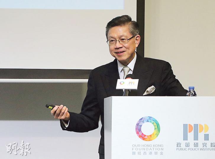 團結香港基金發表報告建議推出「慢性病醫療券」計劃,資助年逾45歲市民身體檢查及到私營醫療覆診,中大公共衛生及基層醫療學院院長楊永強表示,雖然每年資助要付出成本,但相信及早診斷及治療,長遠能助社會減省醫療開支。(郭慶輝攝)本港人口老化,團結香港基金的研究報告推算長者人口比例將由2014年的15%,增至2064年33%,屆時每3人中至少一人為長者,年逾45歲人士患至少一種慢性病的風險,較年輕人高6倍,故建議推出慢性病醫療券資助市民到私營醫療做身體檢查及覆診。(郭慶輝攝) 團結香港基金發表報告建議推出「慢性病醫療券」計劃,資助年逾45歲市民身體檢查及到私營醫療覆診,中大公共衛生及基層醫療學院院長楊永強表示,雖然每年資助要付出成本,但相信及早診斷及治療,長遠能助社會減省醫療開支。(郭慶輝攝)本港人口老化,團結香港基金的研究報告推算長者人口比例將由2014年的15%,增至2064年33%,屆時每3人中至少一人為長者,年逾45歲人士患至少一種慢性病的風險,較年輕人高6倍,故建議推出慢性病醫療券資助市民到私營醫療做身體檢查及覆診。(郭慶輝攝)