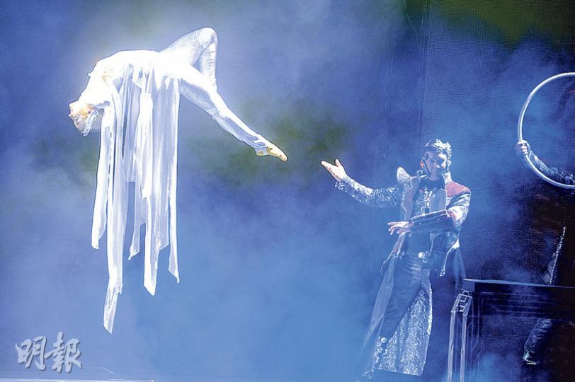 海洋公園今年聖誕活動非常揼本,重頭戲「超時空魔幻匯演」由策劃莫斯科大馬戲團50周年表演嘅Susan Porrett創作,集幻象、雜技同舞蹈於一身。(劉焌陶攝) 海洋公園今年聖誕活動非常揼本,重頭戲「超時空魔幻匯演」由策劃莫斯科大馬戲團50周年表演嘅Susan Porrett創作,集幻象、雜技同舞蹈於一身。(劉焌陶攝)