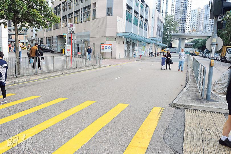 奪命車禍後,記者仍不時見到市民在交通燈過路處外打斜橫過馬路。(衛永康攝) 奪命車禍後,記者仍不時見到市民在交通燈過路處外打斜橫過馬路。(衛永康攝)