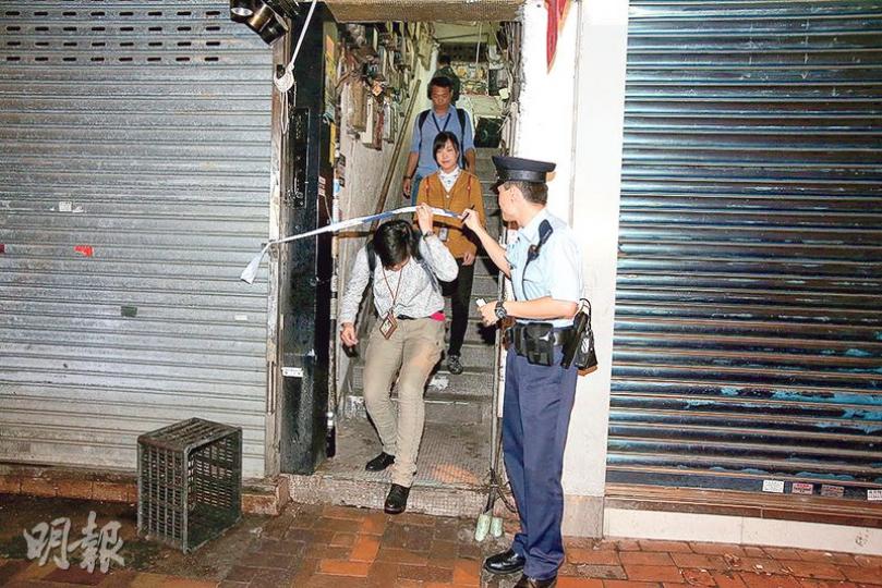 荃灣河貝街一間劏房發生兇殺案後,警方封鎖事發大廈出入口,重案組探員則進進出出調查蒐證。(伍浦鋒攝) 荃灣河貝街一間劏房發生兇殺案後,警方封鎖事發大廈出入口,重案組探員則進進出出調查蒐證。(伍浦鋒攝)