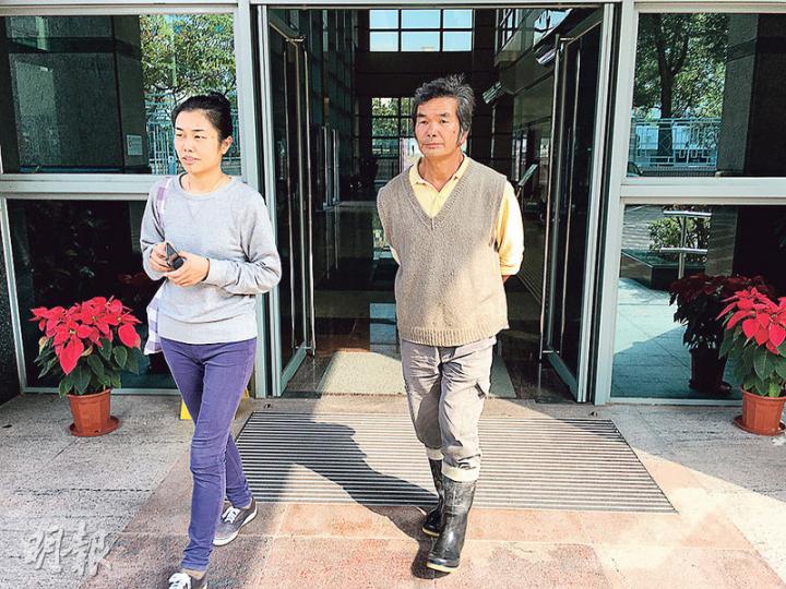 被告區流根(右)昨獲准自簽3000元守行為15個月,其間不得再進入涉案農地作出毁壞,其女兒區晞雯(左)亦有到庭旁聽。(黃文雋攝) 被告區流根(右)昨獲准自簽3000元守行為15個月,其間不得再進入涉案農地作出毁壞,其女兒區晞雯(左)亦有到庭旁聽。(黃文雋攝)