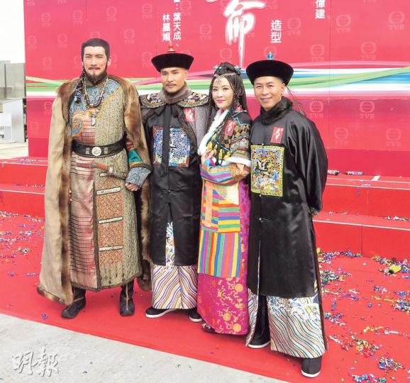 袁文傑(左起)、陳展鵬、張文慈及蔡國威4位昔日亞視戰友於無綫再聚首。(攝影鎅O者:楊安莉)李施嬅(左)預告會跟譚俊彥(右)在北京森林拍攝騎馬逃走戲。(攝影鎅O者:楊安莉) 袁文傑(左起)、陳展鵬、張文慈及蔡國威4位昔日亞視戰友於無綫再聚首。(攝影鎅O者:楊安莉)李施嬅(左)預告會跟譚俊彥(右)在北京森林拍攝騎馬逃走戲。(攝影鎅O者:楊安莉)