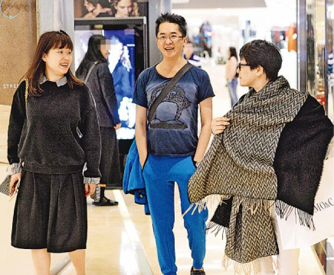 鄧兆尊跟助手車厘子(左)及另一位短髮女子(右)有講有笑。(攝影鎅O者:劉永銳) 鄧兆尊跟助手車厘子(左)及另一位短髮女子(右)有講有笑。(攝影鎅O者:劉永銳)