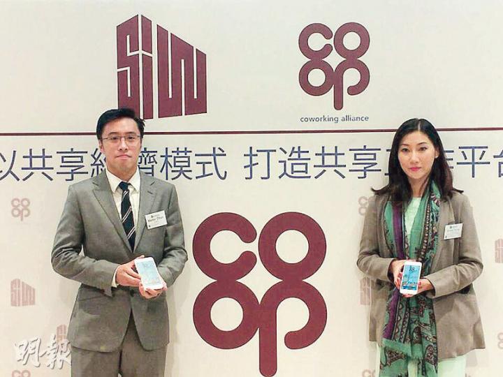 金朝陽董事陳慶達(左)表示,集團斥資千萬元強化資訊科技,藉以優化樓宇銷售、物業管理等方面的效率。(林可為攝) 金朝陽董事陳慶達(左)表示,集團斥資千萬元強化資訊科技,藉以優化樓宇銷售、物業管理等方面的效率。(林可為攝)