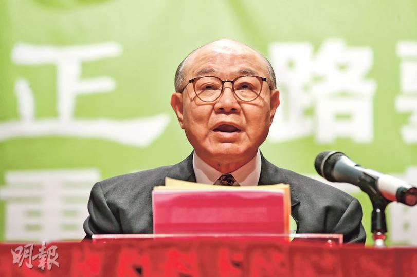 率先宣布參選特首的退休法官胡國興,昨午在樹仁大學宣布競選政綱,強調若能當選,首要任務是重啟政改,擴大提名委員會的選民基礎至100萬人,往後每屆增加至最終300多萬,目標是未來15年達至「雙普選」,又認為現階段毋須再提人大8.31方案,他認為部分非建制派提出「公民提名」的說法沒有《基本法》條文支持,是犯駁。(曾憲宗攝)前特首曾蔭權年代的新聞統籌專員何安達(圖),昨日以胡國興競選辦成員身分現身政綱發布會。他透露,胡國興明年施政報告公布前會發表「加強版」政綱,或會公布開支預算等細節,又指現難透露有多少 率先宣布參選特首的退休法官胡國興,昨午在樹仁大學宣布競選政綱,強調若能當選,首要任務是重啟政改,擴大提名委員會的選民基礎至100萬人,往後每屆增加至最終300多萬,目標是未來15年達至「雙普選」,又認為現階段毋須再提人大8.31方案,他認為部分非建制派提出「公民提名」的說法沒有《基本法》條文支持,是犯駁。(曾憲宗攝)前特首曾蔭權年代的新聞統籌專員何安達(圖),昨日以胡國興競選辦成員身分現身政綱發布會。他透露,胡國興明年施政報告公布前會發表「加強版」政綱,或會公布開支預算等細節,又指現難透露有多少