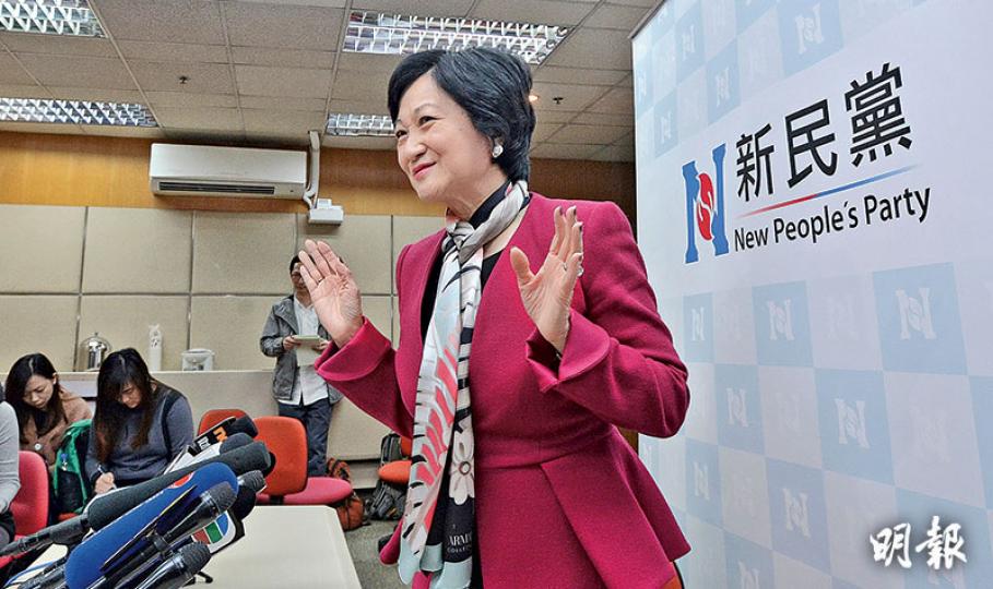新民黨主席葉劉淑儀昨日在特別黨員大會後單獨見記者,指黨內一致通過支持自己參選特首,今日將辭任行政會議,並舉行記者會宣布正式參選。她說,除新民黨財政上會資助參選外,自己亦會公開籌款。對於會否找地產商捐贈,她立即稱「唔敢搵『大孖沙』,擔心被人話官商勾結」。(楊柏賢攝) 新民黨主席葉劉淑儀昨日在特別黨員大會後單獨見記者,指黨內一致通過支持自己參選特首,今日將辭任行政會議,並舉行記者會宣布正式參選。她說,除新民黨財政上會資助參選外,自己亦會公開籌款。對於會否找地產商捐贈,她立即稱「唔敢搵『大孖沙』,擔心被人話官商勾結」。(楊柏賢攝)
