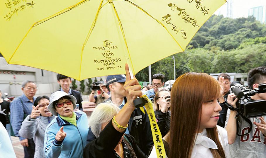 青年新政游蕙禎(右一)與梁頌恆昨到高院門外見記者,其間一名持黃傘的老婦與游同行,但同時有數名中年女示威者不斷以粗言及性侮辱言詞辱罵,歷時20多分鐘。有記者質疑在場警員沒採取行動維持秩序,有警官回應說無權強迫示威者到示威區。(郭慶輝攝) 青年新政游蕙禎(右一)與梁頌恆昨到高院門外見記者,其間一名持黃傘的老婦與游同行,但同時有數名中年女示威者不斷以粗言及性侮辱言詞辱罵,歷時20多分鐘。有記者質疑在場警員沒採取行動維持秩序,有警官回應說無權強迫示威者到示威區。(郭慶輝攝)