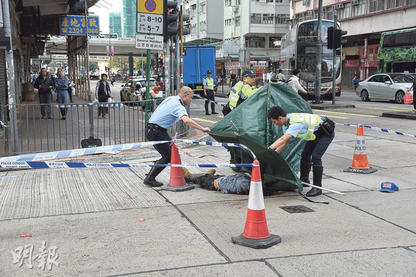 深水埗昨凌晨發生奪命車禍,一名男子在欽州街及醫局街交界遭車撞倒捲車底,輾至頭爆死亡,涉事車輛不顧而去;事後警員趕至用帳篷把死者屍體遮掩,正設法尋找死者家人助查。(蔡方山攝) 深水埗昨凌晨發生奪命車禍,一名男子在欽州街及醫局街交界遭車撞倒捲車底,輾至頭爆死亡,涉事車輛不顧而去;事後警員趕至用帳篷把死者屍體遮掩,正設法尋找死者家人助查。(蔡方山攝)