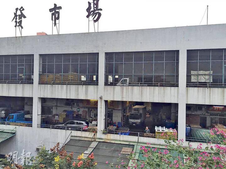 有檔主感染禽流感的活禽批發市場,位於澳門南粵批發巿場頂層。記者昨午到場觀察,可見頂層所有出入口均已封閉,內裏泊放了一批貨車及空雞籠。(利君雅攝)在批發巿場二樓經營雞蛋批發的檔主王先生(圖)說,批發巿場平日不多街外人出入,頂層已如「檢疫區」般封閉,不擔心「病毒爆發」。(利君雅攝) 有檔主感染禽流感的活禽批發市場,位於澳門南粵批發巿場頂層。記者昨午到場觀察,可見頂層所有出入口均已封閉,內裏泊放了一批貨車及空雞籠。(利君雅攝)在批發巿場二樓經營雞蛋批發的檔主王先生(圖)說,批發巿場平日不多街外人出入,頂層已如「檢疫區」般封閉,不擔心「病毒爆發」。(利君雅攝)