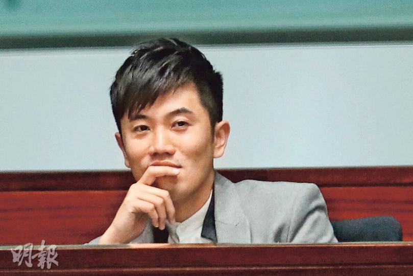 熱血公民鄭松泰(圖)在10月中立法會會議期間,把建制派議員桌上的國旗和區旗倒轉,立法會議員謝偉俊提出譴責動議。鄭松泰日前曾去信泛民議員,「懇請」泛民就謝偉俊的譴責動議投反對票。(郭慶輝攝)立法會議員謝偉俊(圖)就鄭松泰倒轉國旗和區旗一事,向鄭提出譴責動議。謝偉俊昨日在立法會討論有關議題時說:「是否一些『小學雞』、隨便搗蛋,或者稱為惡搞,就可以輕輕帶過事情?」他又指摘鄭羞辱國旗及區旗是行為不檢。(郭慶輝攝) 熱血公民鄭松泰(圖)在10月中立法會會議期間,把建制派議員桌上的國旗和區旗倒轉,立法會議員謝偉俊提出譴責動議。鄭松泰日前曾去信泛民議員,「懇請」泛民就謝偉俊的譴責動議投反對票。(郭慶輝攝)立法會議員謝偉俊(圖)就鄭松泰倒轉國旗和區旗一事,向鄭提出譴責動議。謝偉俊昨日在立法會討論有關議題時說:「是否一些『小學雞』、隨便搗蛋,或者稱為惡搞,就可以輕輕帶過事情?」他又指摘鄭羞辱國旗及區旗是行為不檢。(郭慶輝攝)
