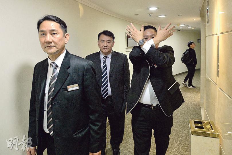 已請辭財政司長並正在休假的曾俊華已物色了位於灣仔合和中心一單位作為競選辦公室,中心樓下昨有大批保安,並阻止傳媒拍攝。(楊柏賢攝) 已請辭財政司長並正在休假的曾俊華已物色了位於灣仔合和中心一單位作為競選辦公室,中心樓下昨有大批保安,並阻止傳媒拍攝。(楊柏賢攝)
