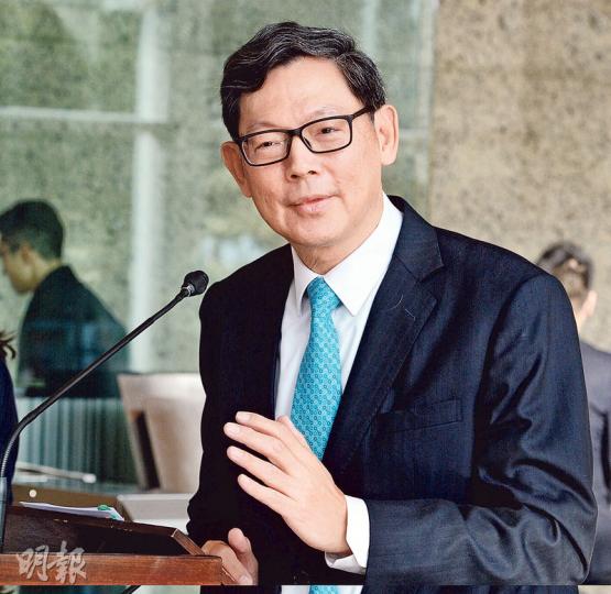 金管局總裁陳德霖(圖)警告,若美國利息繼續上升,港美的息差就會擴闊,促使資流出港元,流向美元,屆時港匯將大跌導致貨幣基礎收縮,從而推升香港銀行同業拆息。金管局昨日已率先上調港元貼現窗的基本利率至1%。(劉焌陶攝) 金管局總裁陳德霖(圖)警告,若美國利息繼續上升,港美的息差就會擴闊,促使資流出港元,流向美元,屆時港匯將大跌導致貨幣基礎收縮,從而推升香港銀行同業拆息。金管局昨日已率先上調港元貼現窗的基本利率至1%。(劉焌陶攝)
