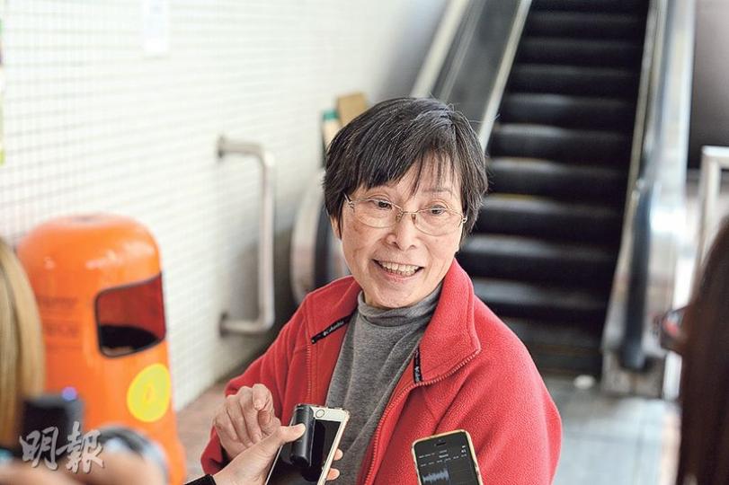 陳女士稱半年沒買活雞,主要擔心禽流感,現得知雞肉驗出抗藥細菌,更堅定吃冰鮮雞。(鍾林枝攝)陳小姐相信香港檢疫制度,稱會繼續吃活雞,因冰鮮雞「無乜味」。(鍾林枝攝) 陳女士稱半年沒買活雞,主要擔心禽流感,現得知雞肉驗出抗藥細菌,更堅定吃冰鮮雞。(鍾林枝攝)陳小姐相信香港檢疫制度,稱會繼續吃活雞,因冰鮮雞「無乜味」。(鍾林枝攝)
