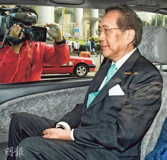 李國章(圖)昨供稱,案發當日與港大校長馬斐森及部分校委在保安人鏈護送下離開大樓,門外有很多人叫口號和講粗口,馮敬恩更高叫:「唔好畀佢走!唔好畀李國章走!隊冧佢!隊冧佢!」令他「非常驚」,擔心有生命危險。(鄧力行攝)被告馮敬恩(圖)昨否認刑事恐嚇罪和公眾地方擾亂秩序的交替控罪,但承認刑事毁壞及企圖強行進入罪。(鄧力行攝)收到證人傳票的港大校長馬斐森(左起)以及3名時任校委文灼非、楊紫芝和蘇彰德昨天早上到庭。辯方表示將傳召這4名證人。由於審訊仍需一段時間,裁判官讓4人先行離庭,待需要他們出庭時再通知 李國章(圖)昨供稱,案發當日與港大校長馬斐森及部分校委在保安人鏈護送下離開大樓,門外有很多人叫口號和講粗口,馮敬恩更高叫:「唔好畀佢走!唔好畀李國章走!隊冧佢!隊冧佢!」令他「非常驚」,擔心有生命危險。(鄧力行攝)被告馮敬恩(圖)昨否認刑事恐嚇罪和公眾地方擾亂秩序的交替控罪,但承認刑事毁壞及企圖強行進入罪。(鄧力行攝)收到證人傳票的港大校長馬斐森(左起)以及3名時任校委文灼非、楊紫芝和蘇彰德昨天早上到庭。辯方表示將傳召這4名證人。由於審訊仍需一段時間,裁判官讓4人先行離庭,待需要他們出庭時再通知