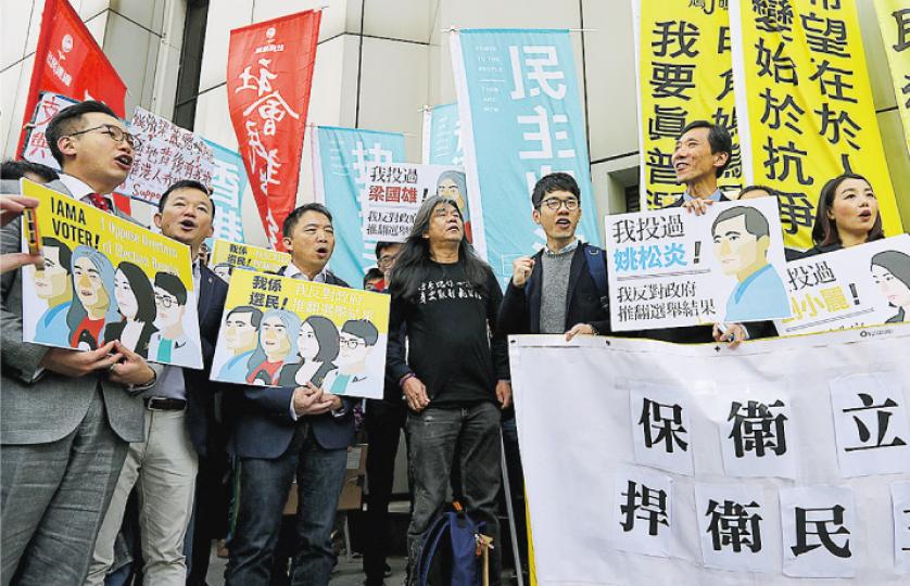 立法會議員劉小麗(右一)、姚松炎(右二)、羅冠聰(右三)和梁國雄(右四)昨到高等法院出席宣誓案的指示聆訊,獲立法會議員楊岳橋(左一)、陳志全(左二)和胡志偉(左三)現身支持。(郭慶輝攝) 立法會議員劉小麗(右一)、姚松炎(右二)、羅冠聰(右三)和梁國雄(右四)昨到高等法院出席宣誓案的指示聆訊,獲立法會議員楊岳橋(左一)、陳志全(左二)和胡志偉(左三)現身支持。(郭慶輝攝)