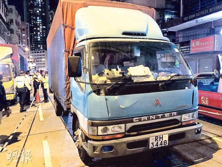 涉事貨車於交通燈位遭截停,警方事後封鎖現場部分行車線蒐證。貨車右車頭有一處凹痕。(林智傑攝) 涉事貨車於交通燈位遭截停,警方事後封鎖現場部分行車線蒐證。貨車右車頭有一處凹痕。(林智傑攝)