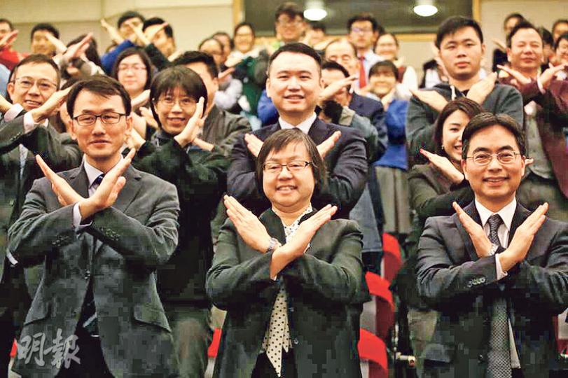 衛生署昨展開「年少無酒」宣傳教育運動,衛生防護中心監測及流行病學處主任程卓端醫生(前排中),建議青少年及兒童不要飲酒。(曾憲宗攝) 衛生署昨展開「年少無酒」宣傳教育運動,衛生防護中心監測及流行病學處主任程卓端醫生(前排中),建議青少年及兒童不要飲酒。(曾憲宗攝)