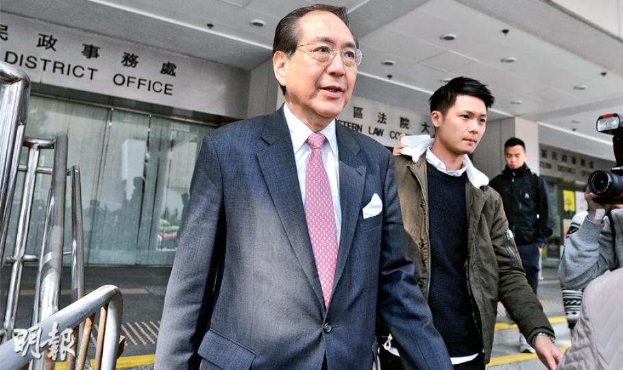 李國章(左)昨日到庭和離庭時,再次被問到會否參選特首,以及對特首選舉的看法,但都未有回應。(馮凱鍵攝) 被告馮敬恩(圖)前日承認刑事毁壞及企圖強行進入罪,但否認刑事恐嚇等罪,案件昨續審。馮敬恩昨在庭上被李國章狠批「人格有問題」。(鄧力行攝) 李國章(左)昨日到庭和離庭時,再次被問到會否參選特首,以及對特首選舉的看法,但都未有回應。(馮凱鍵攝) 被告馮敬恩(圖)前日承認刑事毁壞及企圖強行進入罪,但否認刑事恐嚇等罪,案件昨續審。馮敬恩昨在庭上被李國章狠批「人格有問題」。(鄧力行攝)