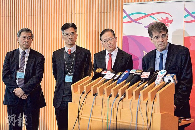 檢視新空管系統運作的6人專家小組昨首次開會。身任小組主席的民航處長李天柱(右二)會後稱,專家小組對新系統運作初期出現特殊情况表示「可以理解」,認為最重要是民航處有機制處理突發情况,重申有信心新系統能處理聖誕及新年的航班高峰。(馮凱鍵攝) 檢視新空管系統運作的6人專家小組昨首次開會。身任小組主席的民航處長李天柱(右二)會後稱,專家小組對新系統運作初期出現特殊情况表示「可以理解」,認為最重要是民航處有機制處理突發情况,重申有信心新系統能處理聖誕及新年的航班高峰。(馮凱鍵攝)