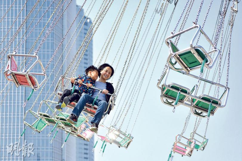 在中環海濱舉行的歐陸嘉年華昨日開幕,33款機動遊戲中,暫22款已取得機電署牌照。圖為已獲牌照的一款機動遊戲。(黃志東攝) 在中環海濱舉行的歐陸嘉年華昨日開幕,33款機動遊戲中,暫22款已取得機電署牌照。圖為已獲牌照的一款機動遊戲。(黃志東攝)