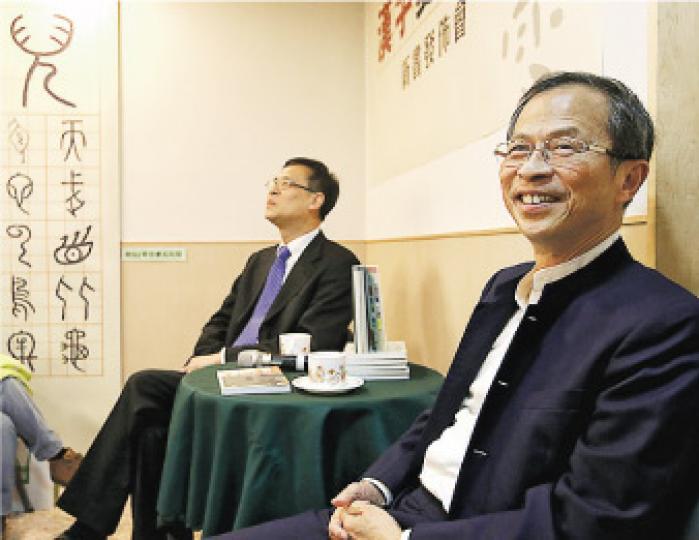 教育界立法會議員葉建源(後)寫嘅《漢字變變變》近日再版,噚日仲請咗立法會前主席曾鈺成(前)做發布會嘉賓。葉、曾對解漢字字型都好有興趣,曾鈺成大讚《漢字變變變》好值得閱讀。(曾憲宗攝) 教育界立法會議員葉建源(後)寫嘅《漢字變變變》近日再版,噚日仲請咗立法會前主席曾鈺成(前)做發布會嘉賓。葉、曾對解漢字字型都好有興趣,曾鈺成大讚《漢字變變變》好值得閱讀。(曾憲宗攝)