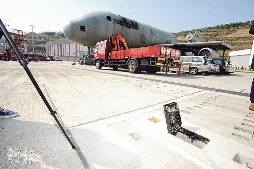 涉事的飛機事故訓練場地共有兩個排污閥門,事發時訓練人員一度漏開其中一個閥門,致泡沫流入溪澗,圖為其中一個閥門。(衛永康攝) 涉事的飛機事故訓練場地共有兩個排污閥門,事發時訓練人員一度漏開其中一個閥門,致泡沫流入溪澗,圖為其中一個閥門。(衛永康攝)