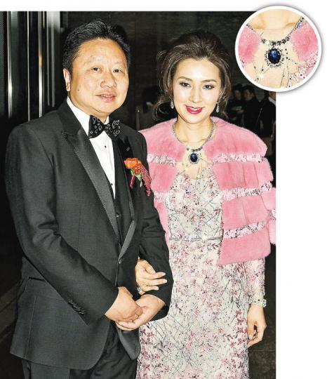 鄧鉅明娶新抱,太太戴上他贈送的80卡藍寶石頸鏈亮相。(攝影:孫華中) 鄧亦棋與女友李旭白昨晚擺婚宴,鄧亦棋被父親鄧鉅明催促開枝散葉。(攝影:孫華中) 梁芷珊體型消瘦,她強調身體健康OK。(攝影:孫華中) 鄺美雲穿金色晚裝配閃爆首飾,雍容華貴。(攝影:孫華中) 周旋寄語一對新人互相遷就。(攝影:孫華中) 蔡李惠莉盛裝到賀。(攝影:孫華中) 郭少明伉儷盛裝赴宴。(攝影:孫華中) 林鄭月娥在梁振英離開後到場,未有碰面。(攝影:孫華中) 梁振英伉儷賀鄧鉅明娶新抱。(攝影:孫華中) 鄧鉅明娶新抱,太太戴上他贈送的80卡藍寶石頸鏈亮相。(攝影:孫華中) 鄧亦棋與女友李旭白昨晚擺婚宴,鄧亦棋被父親鄧鉅明催促開枝散葉。(攝影:孫華中) 梁芷珊體型消瘦,她強調身體健康OK。(攝影:孫華中) 鄺美雲穿金色晚裝配閃爆首飾,雍容華貴。(攝影:孫華中) 周旋寄語一對新人互相遷就。(攝影:孫華中) 蔡李惠莉盛裝到賀。(攝影:孫華中) 郭少明伉儷盛裝赴宴。(攝影:孫華中) 林鄭月娥在梁振英離開後到場,未有碰面。(攝影:孫華中) 梁振英伉儷賀鄧鉅明娶新抱。(攝影:孫華中)